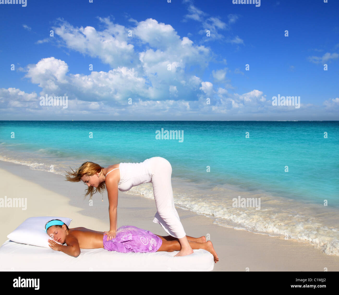 Spiaggia caraibica massaggio shiatsu pressione cintura donna paradiso  all'aperto Foto stock - Alamy
