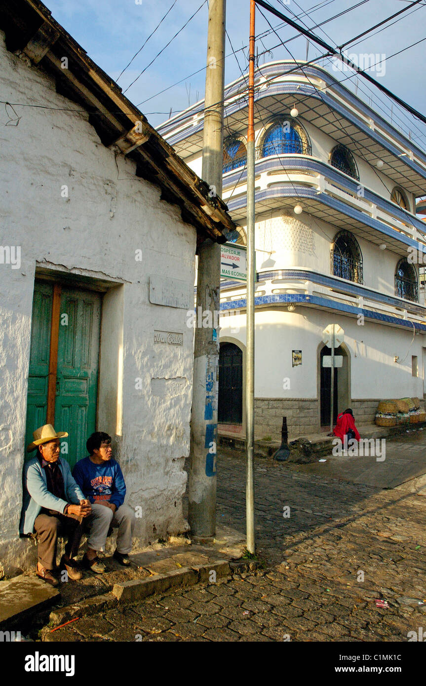 Guatemala Solola Dipartimento Santiago Atitlan sul lago Atitlan Chiesa Santago Apostol indiani alla preghiera prevalentemente popolate con Foto Stock