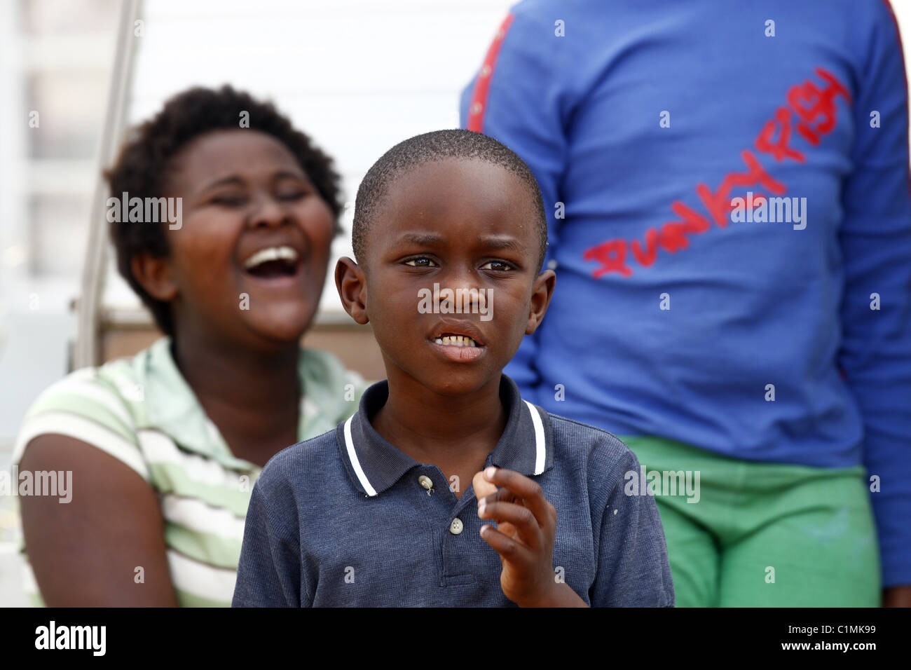 Ragazzo africano con capelli corti KNYSNA TOWNSHIP DEL SUD AFRICA 05 Luglio 2011 Foto Stock