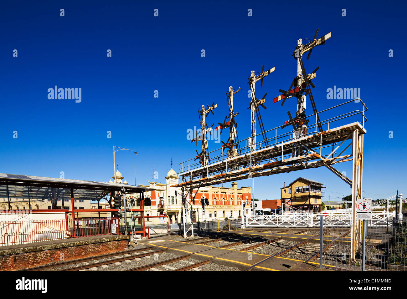 Ballarat Victoria Australia / Ballarat stazione ferroviaria e segnale di vecchio gantry. Foto Stock