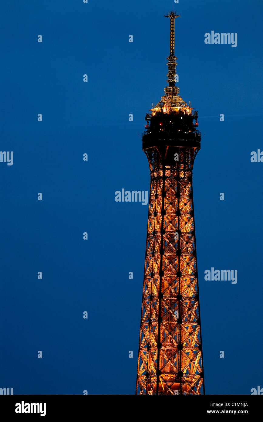 Francia, Parigi Torre Eiffel illuminata (© SETE-Luminarie Pierre Bideau) Foto Stock