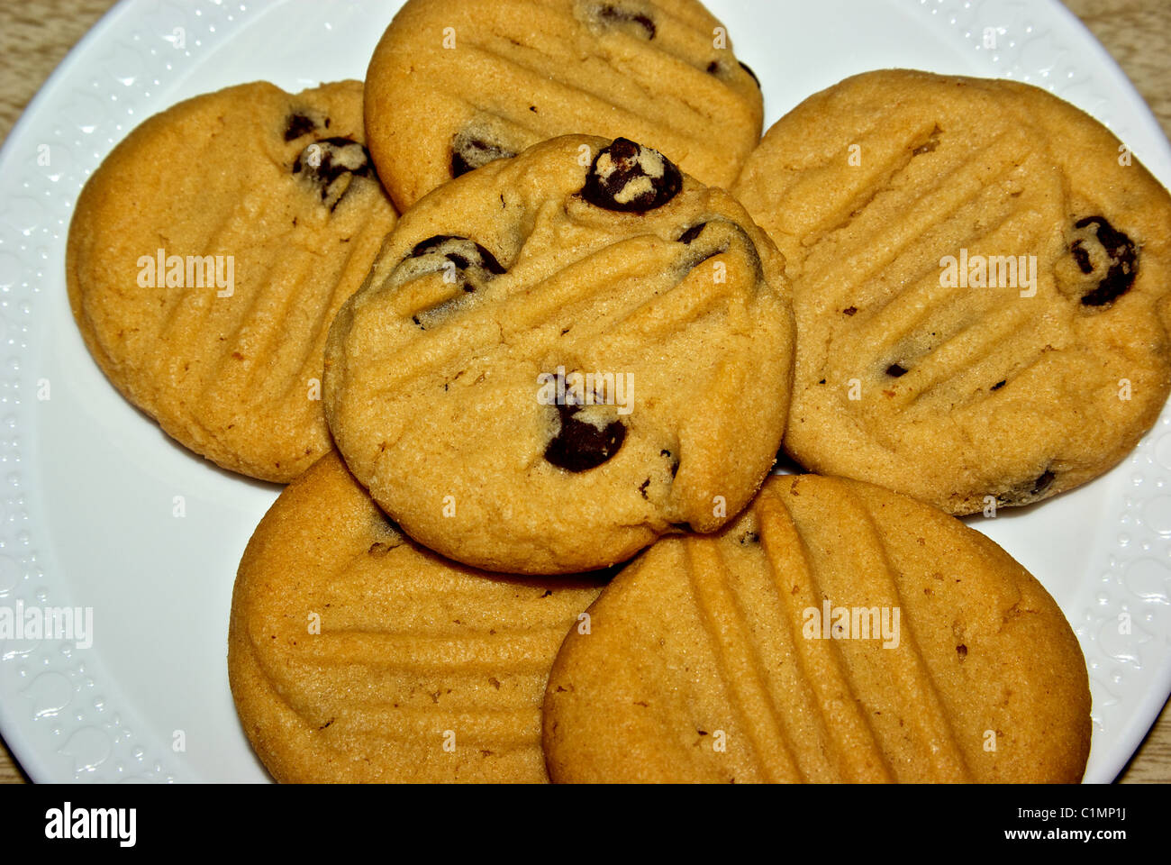 La piastra appena sfornato fatto in casa il burro di arachidi biscotti al cioccolato Foto Stock