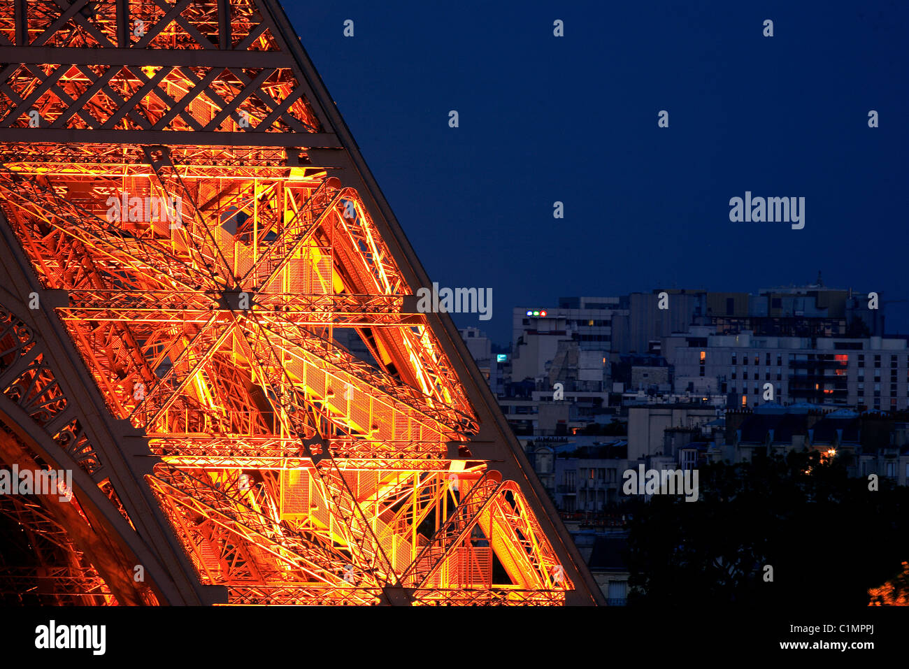 Francia, Parigi Torre Eiffel illuminata (© SETE-Luminarie Pierre Bideau) Foto Stock