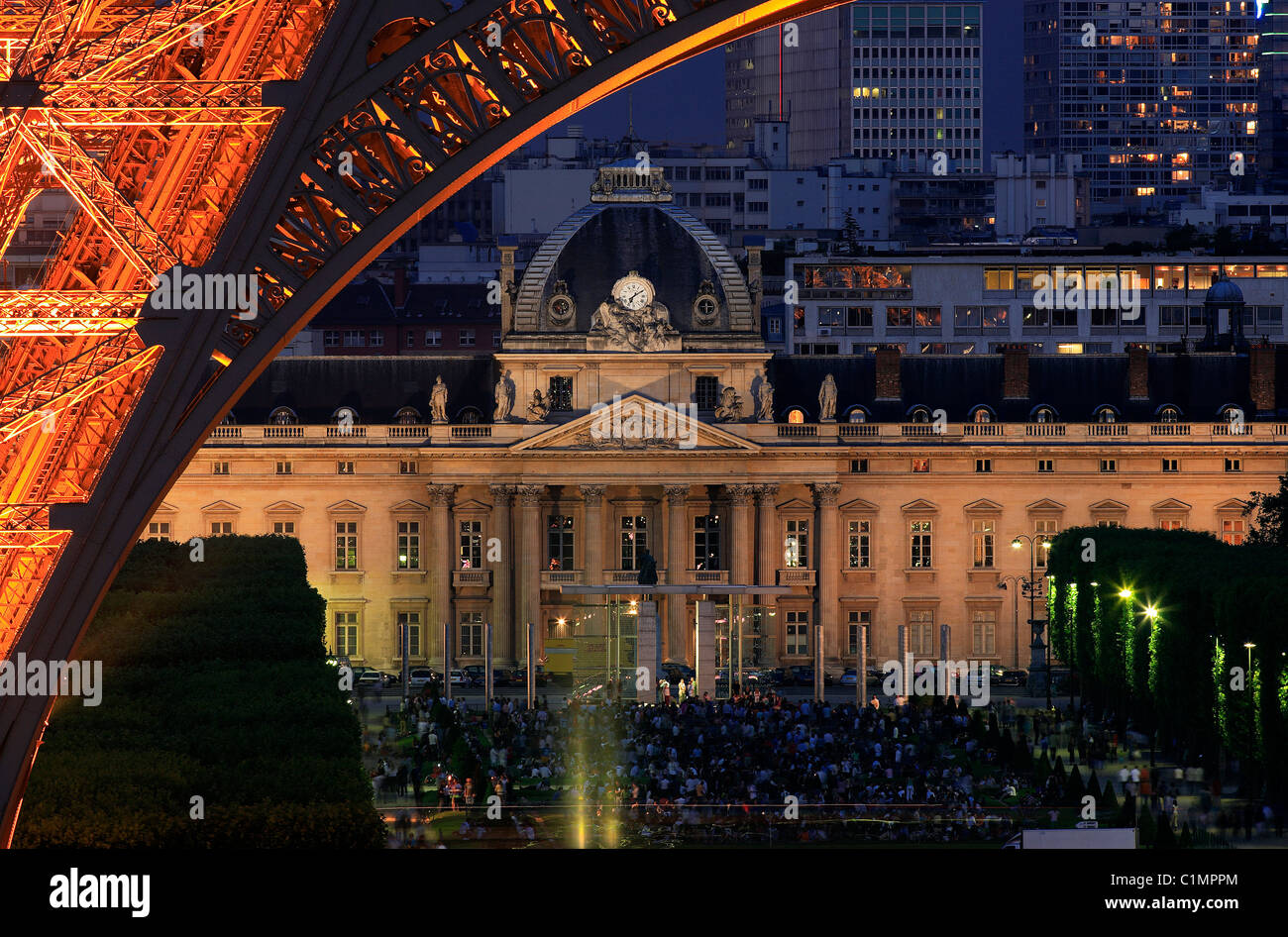 Francia, Parigi, Ecole Militaire et la Torre Eiffel illuminata (© SETE-Luminarie Pierre Bideau) Foto Stock