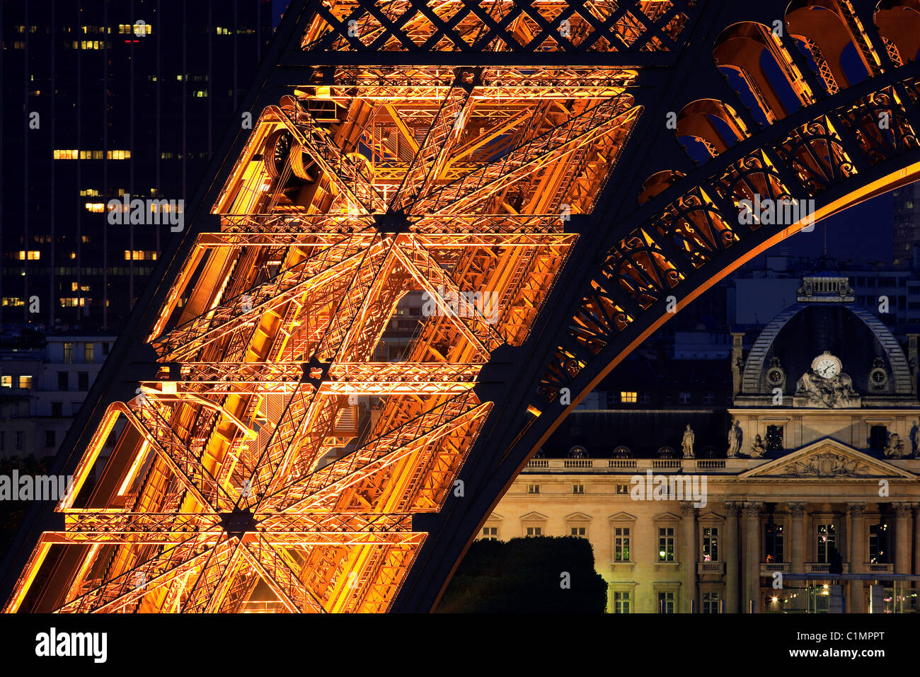 Francia, Parigi, dall' Ecole Militaire e la Torre Eiffel illuminata (© SETE-Luminarie Pierre Bideau) Foto Stock