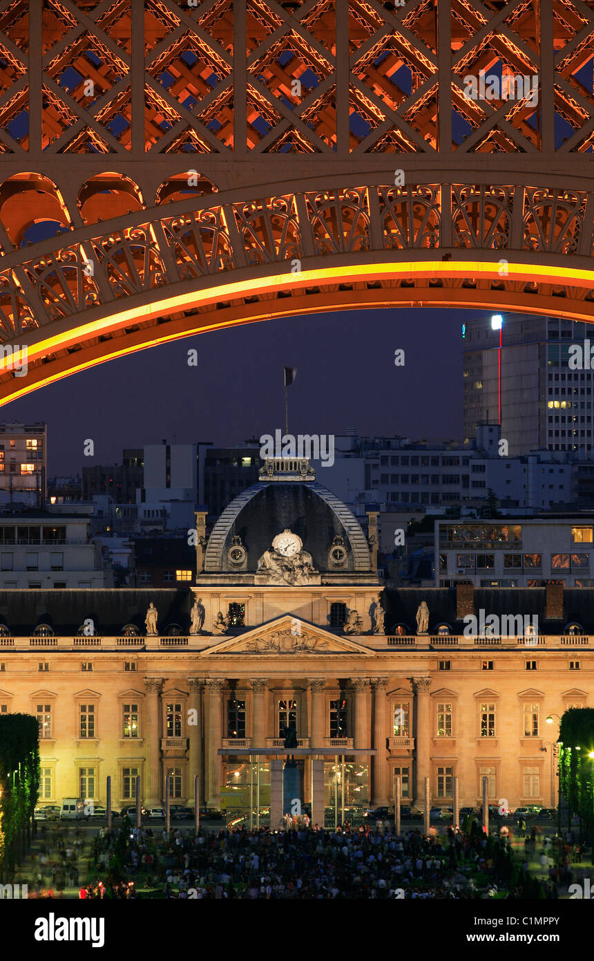 Francia, Parigi, Ecole Militaire et la Torre Eiffel illuminata (© SETE-Luminarie Pierre Bideau) Foto Stock