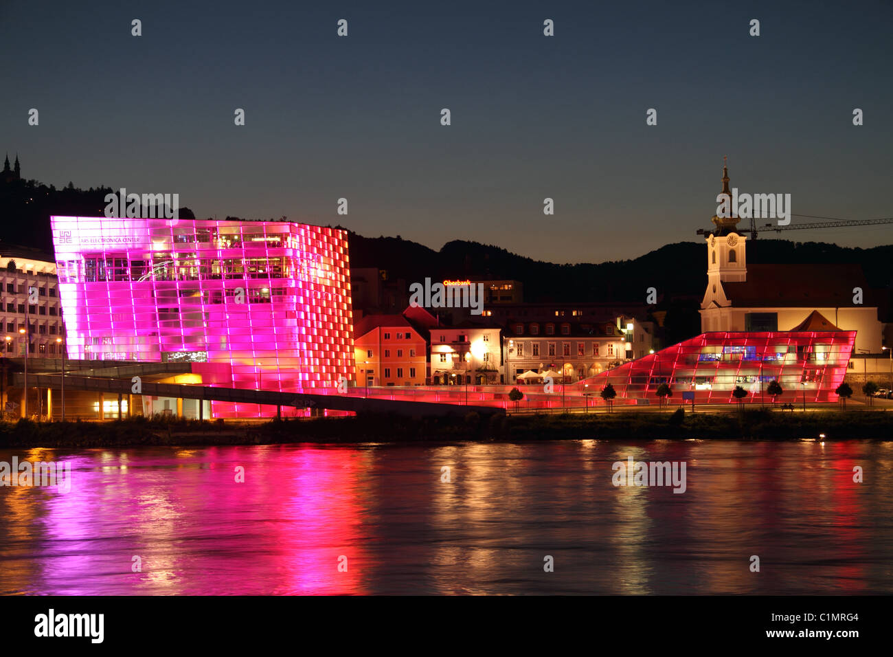 Centro Ars Electronica, illuminate al tramonto, Linz, Austria Foto Stock