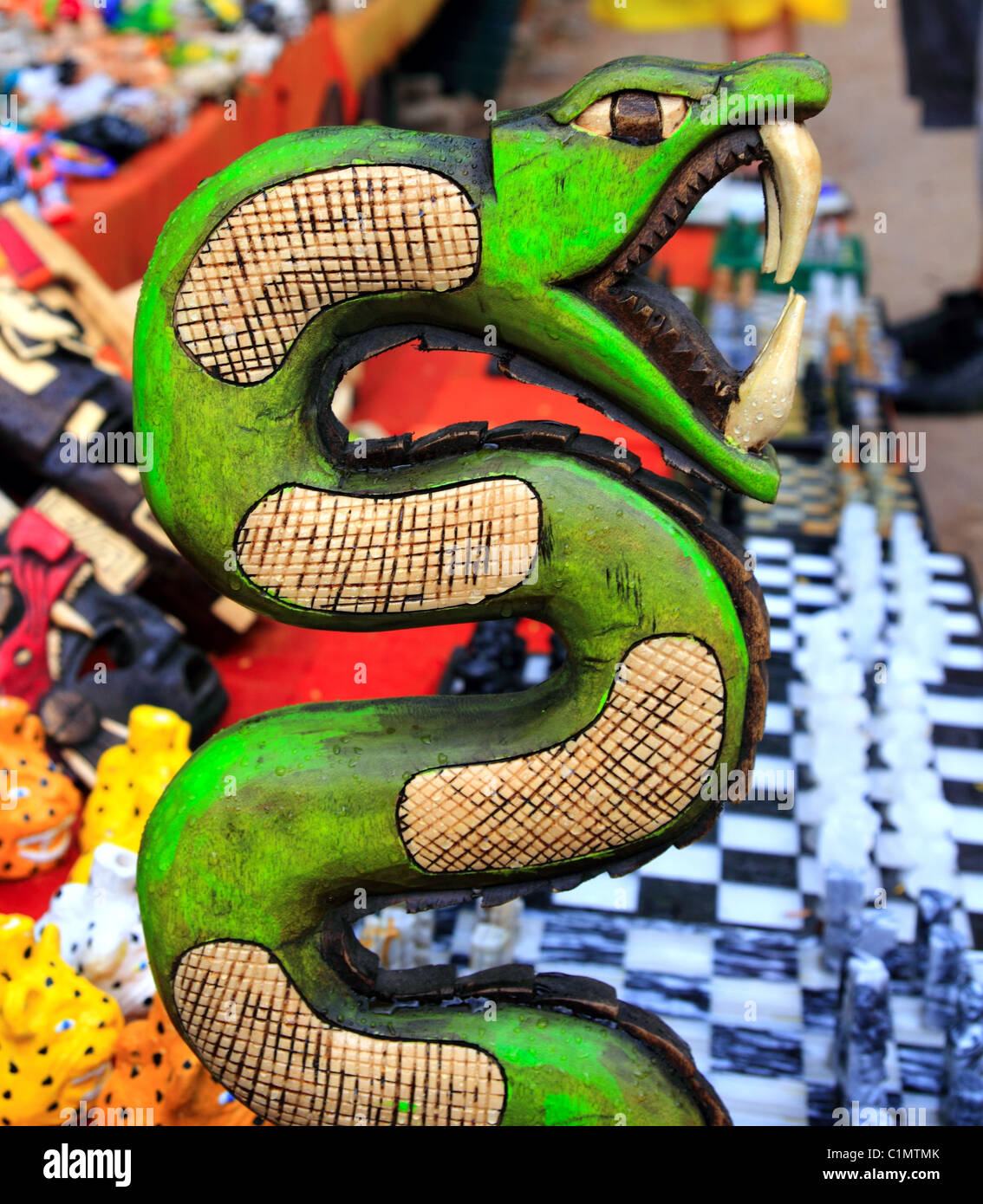 Chichen Itza serpente legno serpente artigianato colorato Messico Maya Yucatan Foto Stock