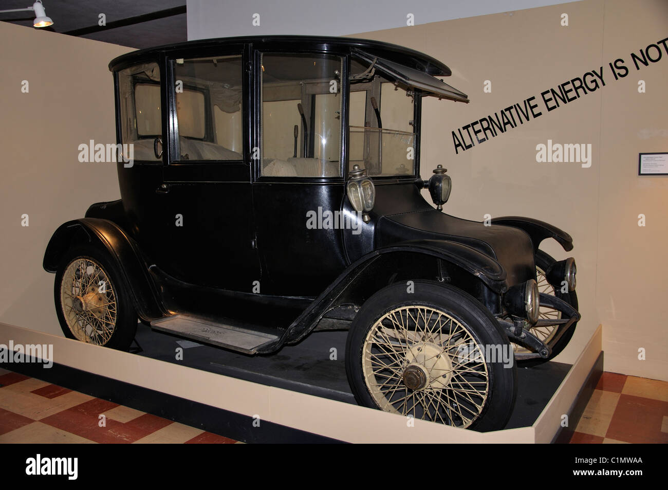 Vecchio 1916 Detroit Electric Brougham auto in esposizione al museo, Amarillo, Texas, Stati Uniti d'America Foto Stock
