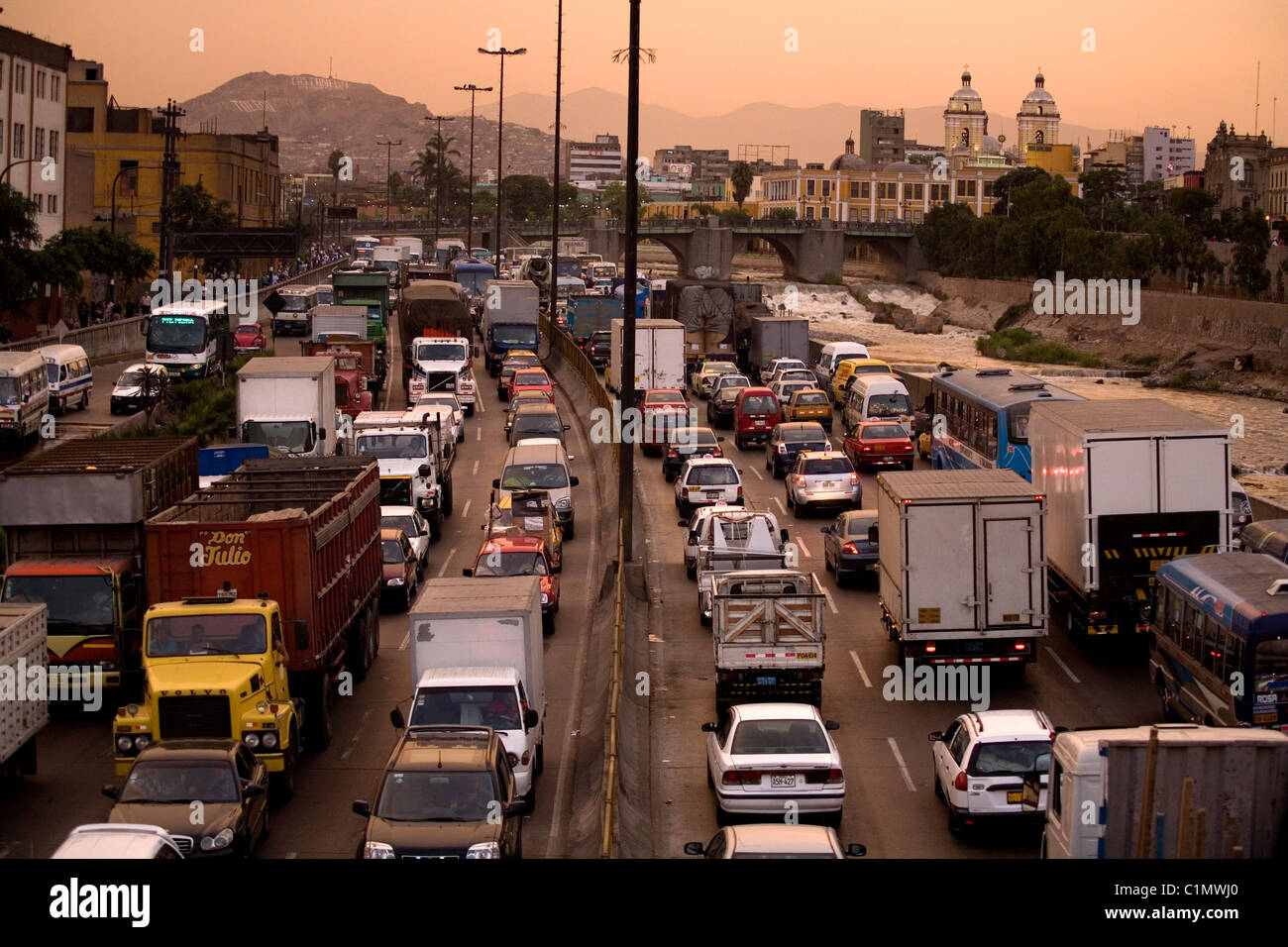 Il traffico pesante lungo Via de evitamiento nel centro di Lima Peru Foto Stock