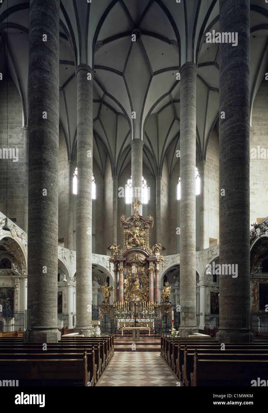Salisburgo, Franziskanerkirche, Blick in den Chor Foto Stock