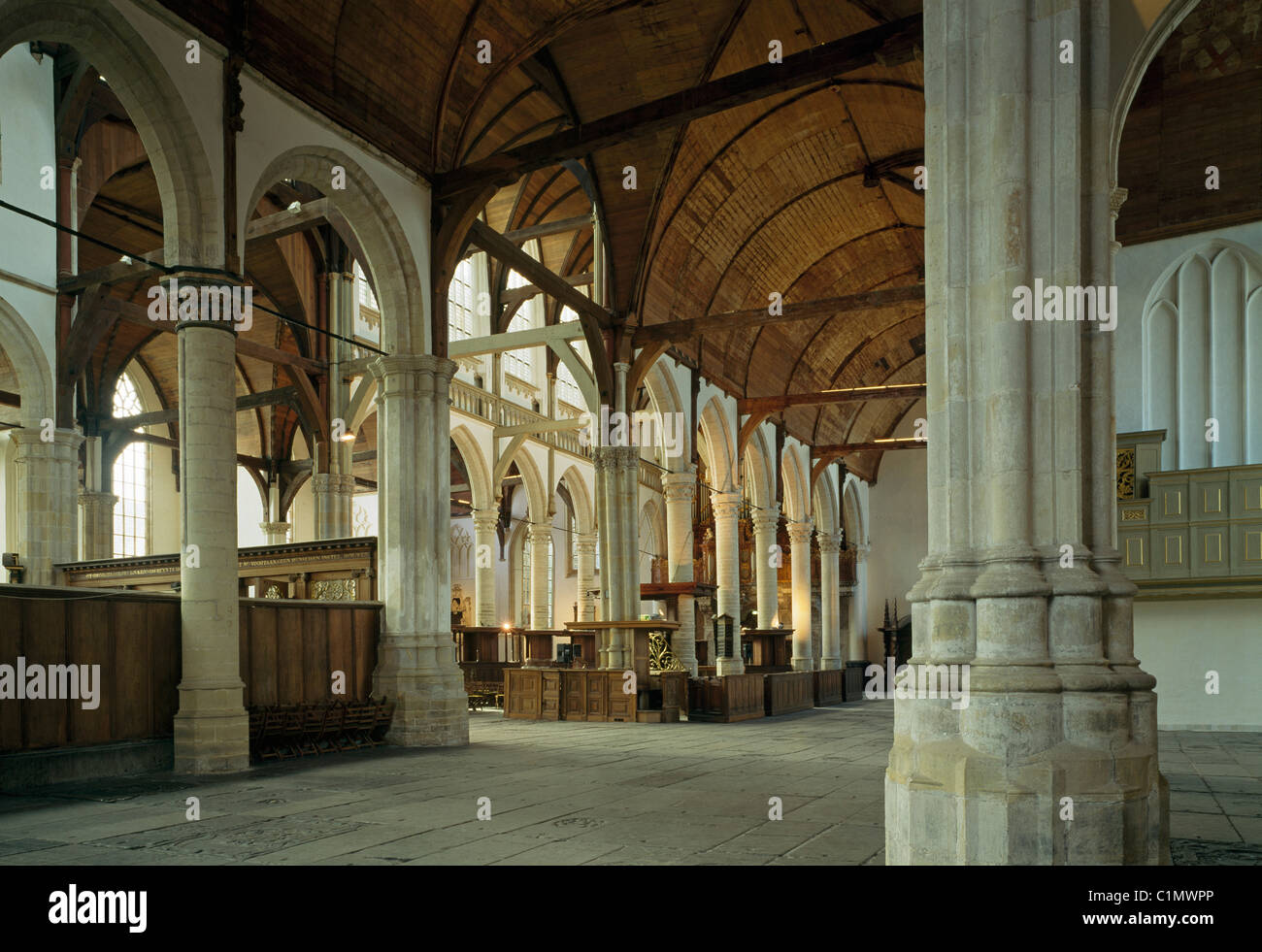 Amsterdam e Oude Kerk, Blick durch den Innenraum Foto Stock