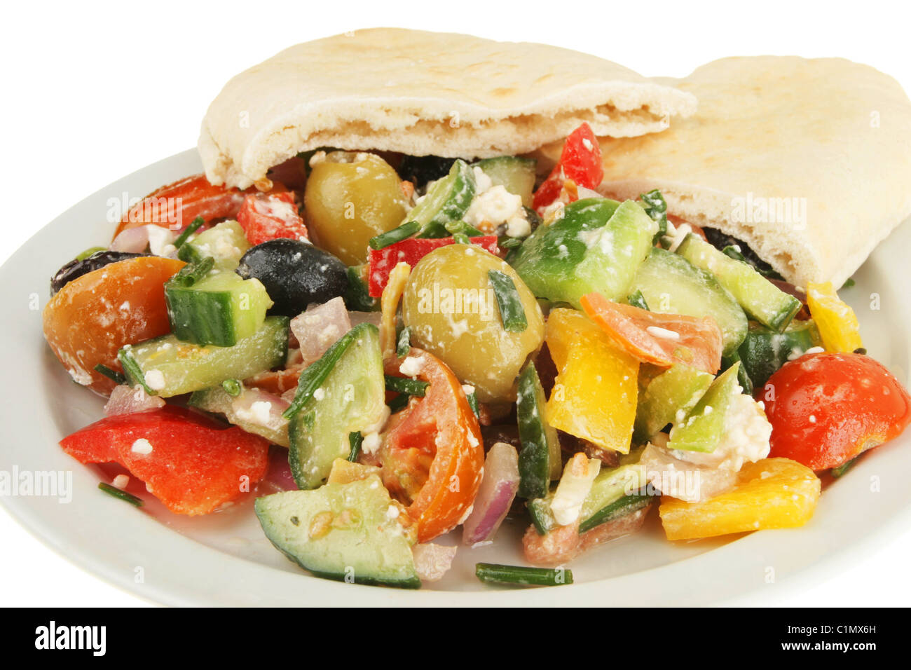 Primo piano di insalata greca con pane pitta Foto Stock