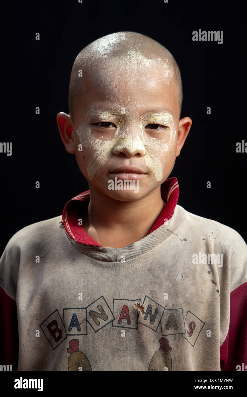 Karen Hill Tribes rifugiato village boy, Huay Pu Keng, Mae Hong Son, Thailandia Foto Stock