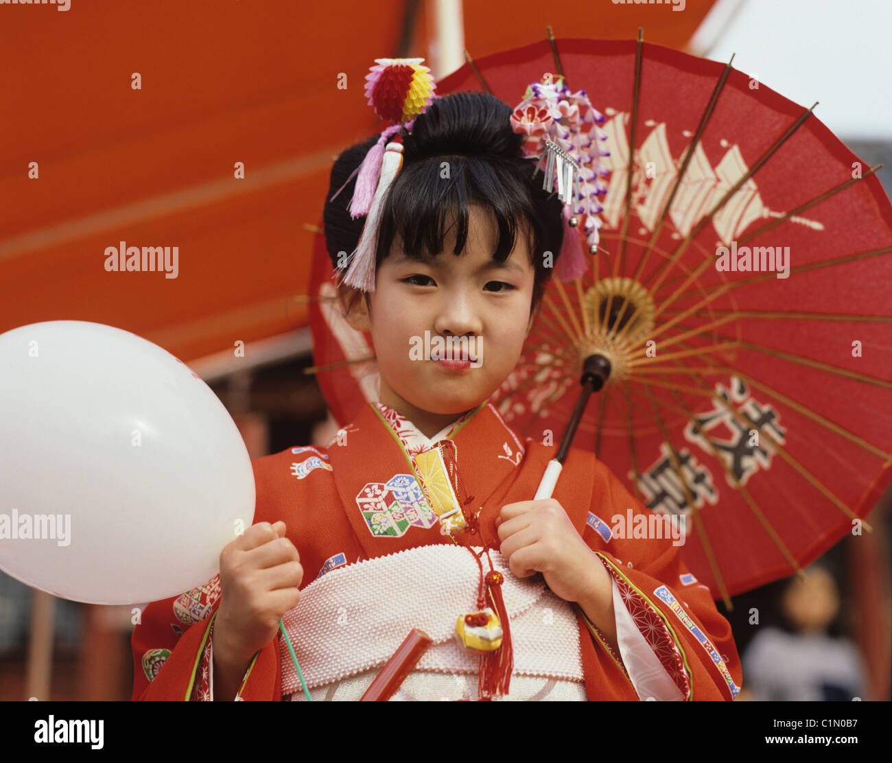Bambino giapponese. Ragazza in kimono tradizionali con ombrellone