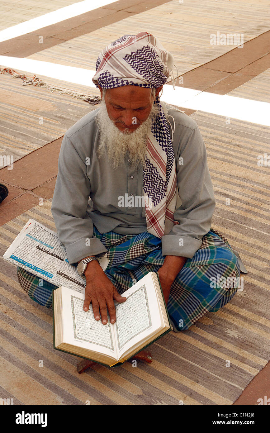 India, a nord di Delhi, Jama Masjid moschea, la lettura del Corano Foto Stock