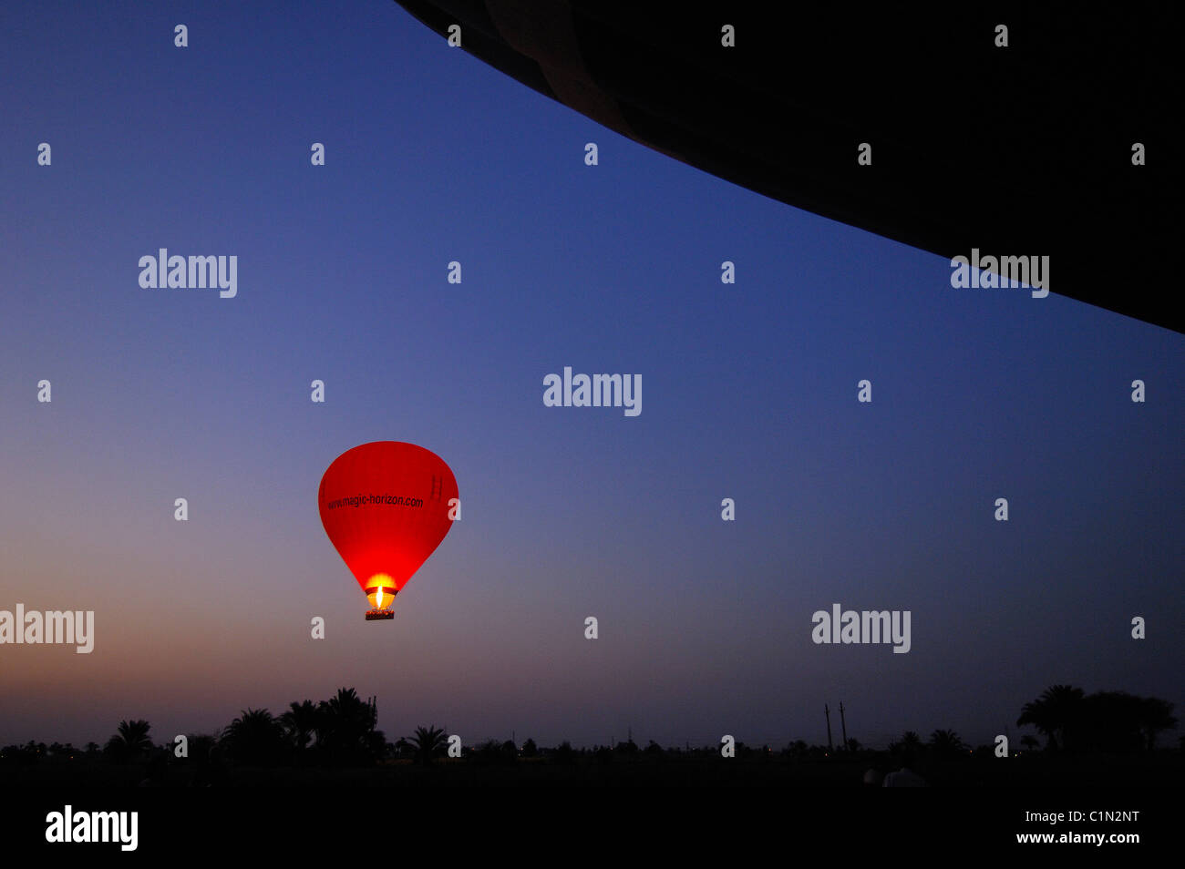 Egitto Luxor, aria calda di ballon oltre la banca occidentale (vista aerea) Foto Stock