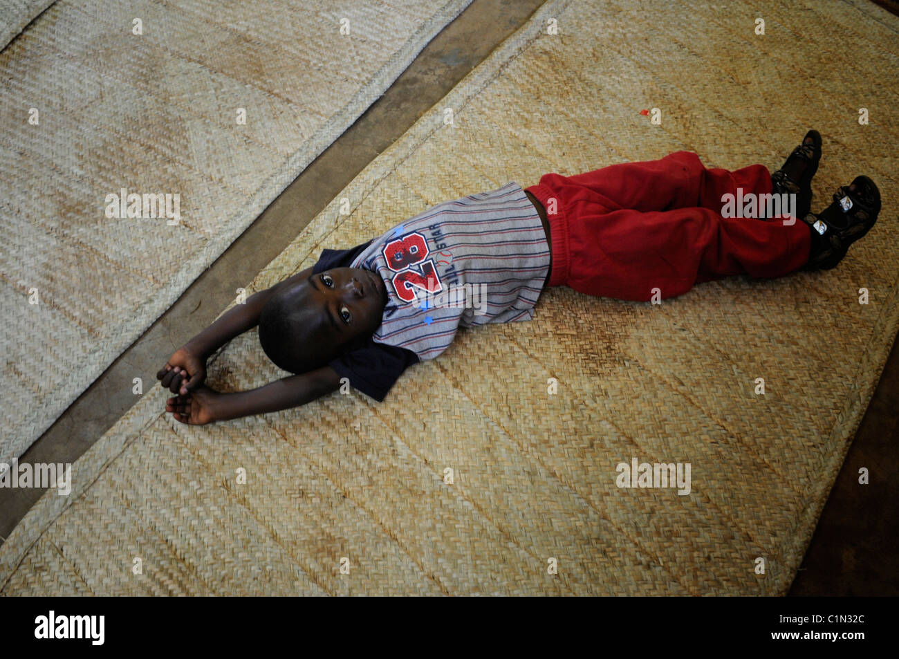 Un giovane ragazzo in Africa centrale Foto Stock