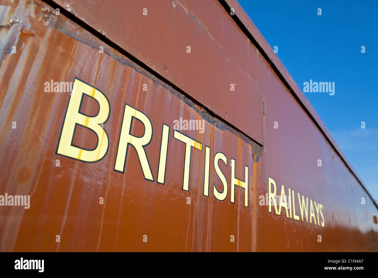 Stazione di Totnes Littlehempston con veicolo merci in livrea "British Railways", Totnes, Devon, Inghilterra, Regno Unito Foto Stock