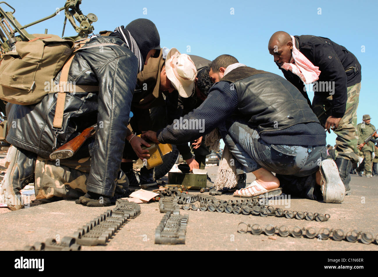 I ribelli ricaricare pistole AAA. Ras Lanouf Foto Stock