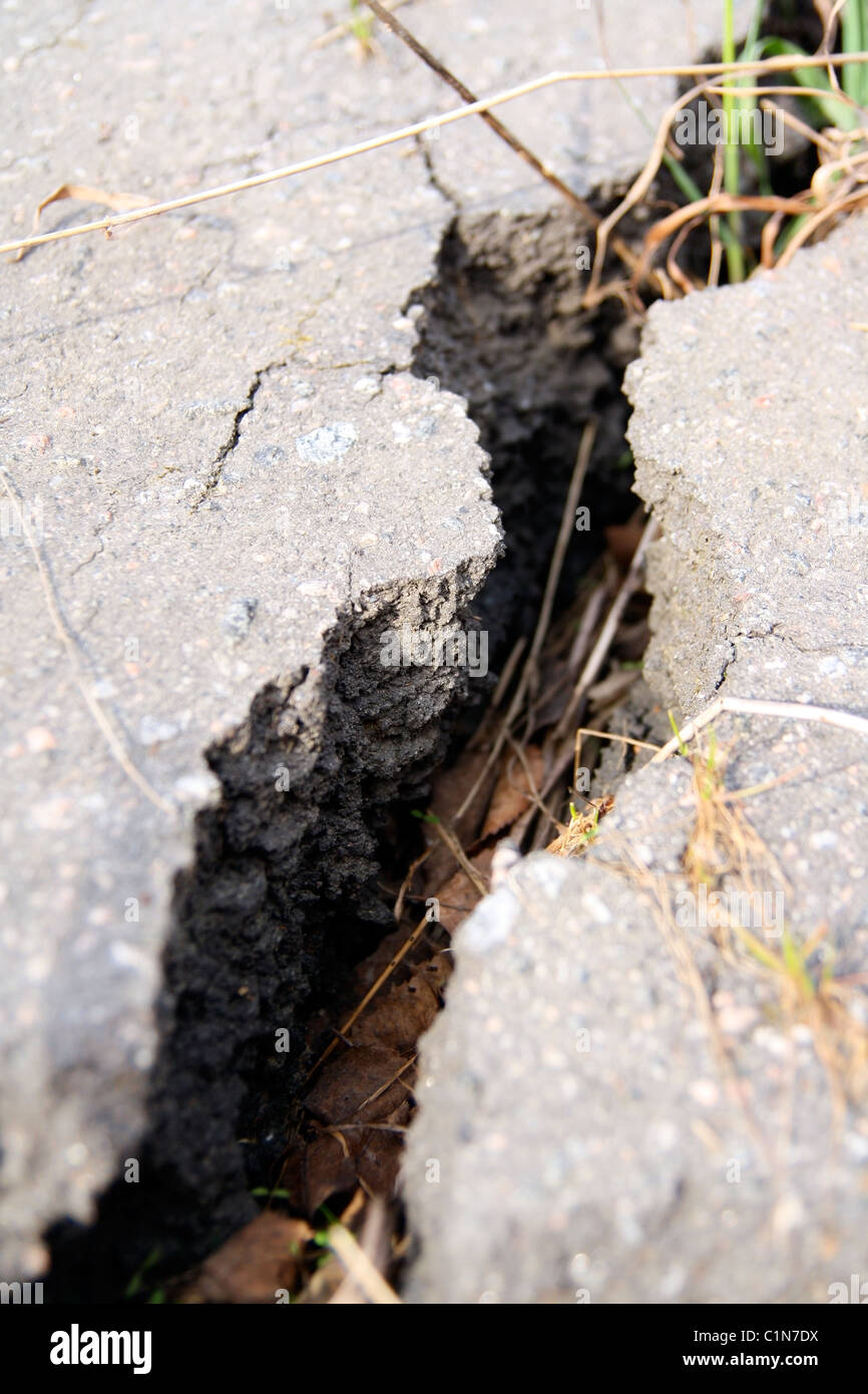 Primo piano di asfalto rotto dopo il terremoto Foto Stock