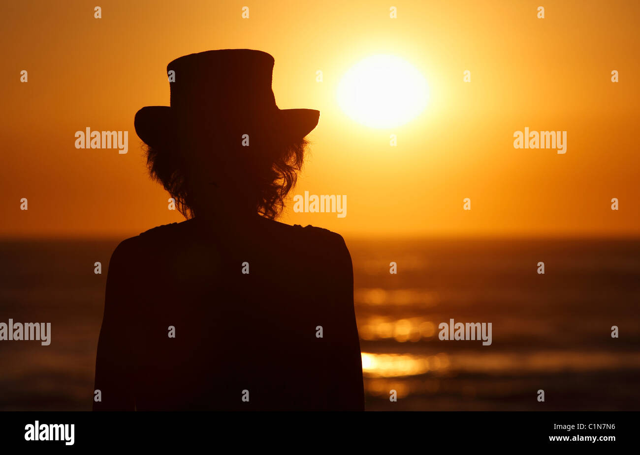 Una donna orologi il tramonto su Playa Avellanas, Nicoya peninsula, Costa Rica Foto Stock