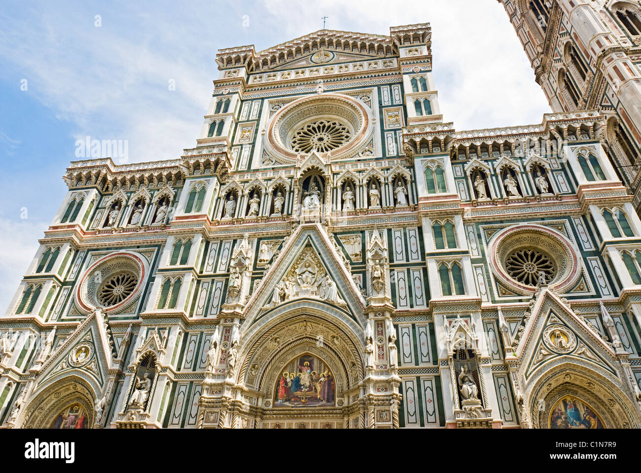 Firenze, Italia. Cattedrale di Santa Maria del Fiore o il Duomo, visto dalla Piazza San Giovanni. Aggiunta di facciata nel 1887. Foto Stock