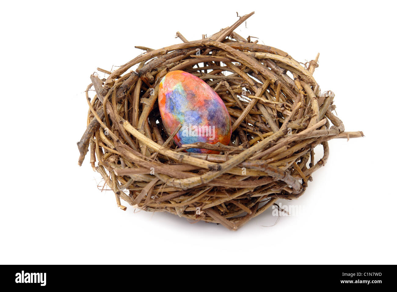 Patchwork uovo di pasqua nel nido su sfondo bianco Foto Stock