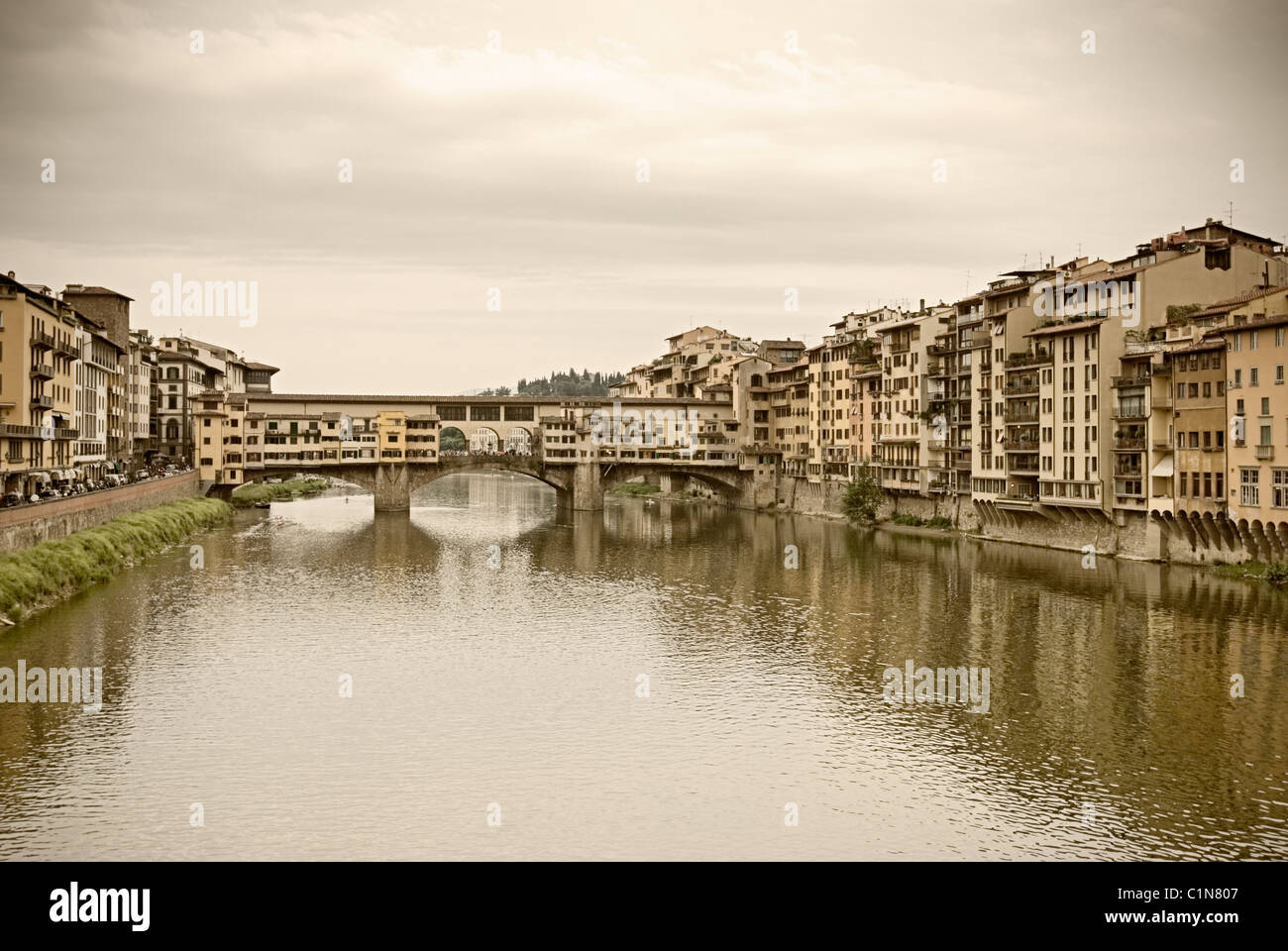 Firenze, Italia. Il fiume Arno e sul Ponte Vecchio (1345). Foto Stock