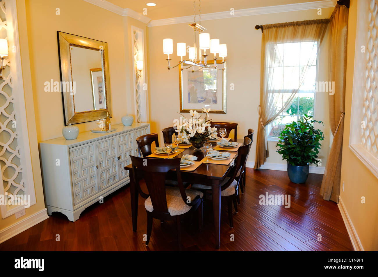 Interno spazioso e moderno sala da pranzo di un elegante casa nuova costruzione Tampa Florida Foto Stock