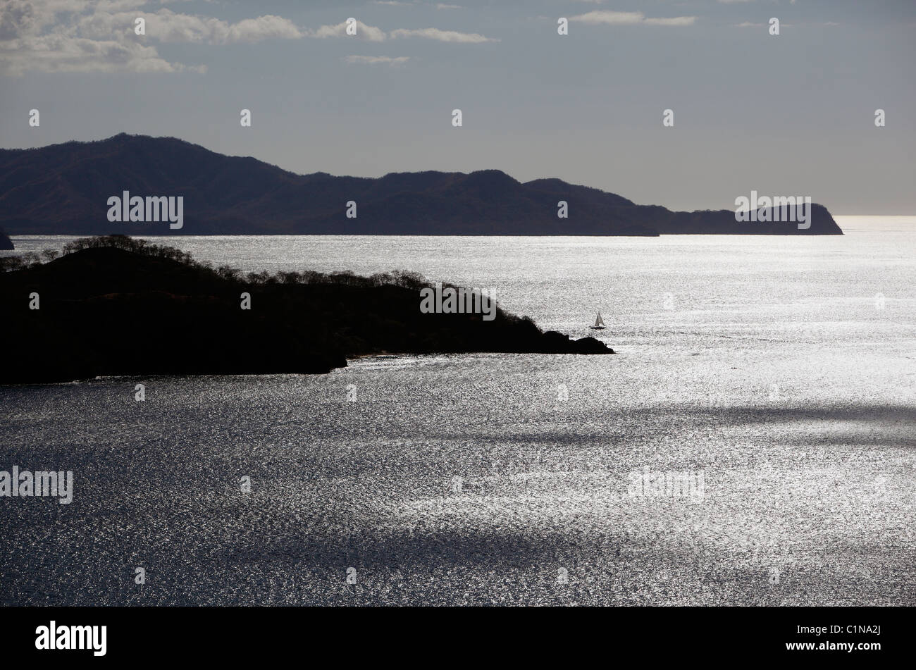 Una barca a vela sulla Bahia de Culebra, Nicoya peninsula, Costa Rica Foto Stock