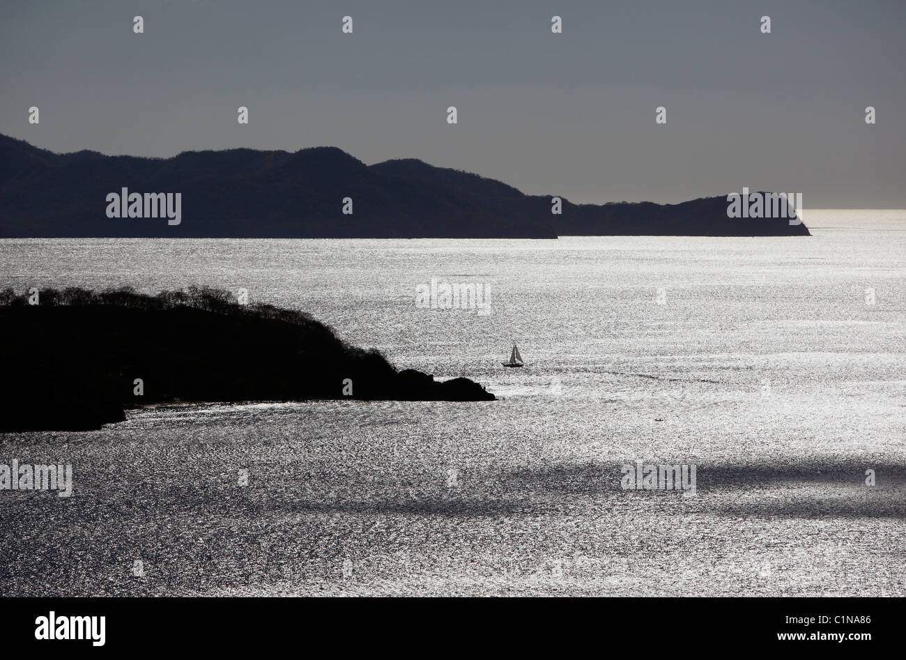 Una barca a vela sulla Bahia de Culebra, Nicoya peninsula, Costa Rica Foto Stock