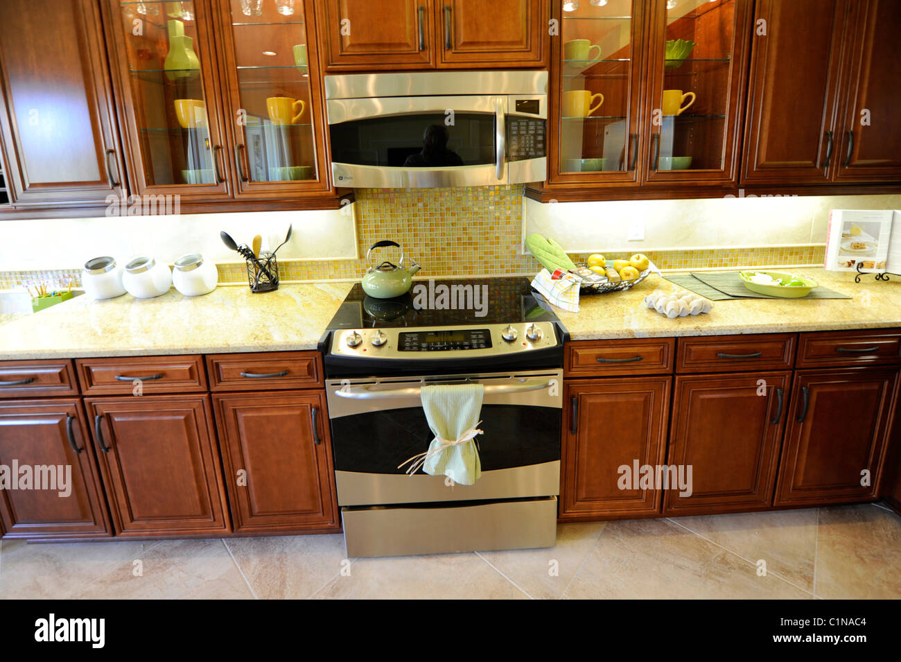 Interno spazioso e moderno cucina sala da pranzo Camera di un elegante casa nuova costruzione Tampa Florida Foto Stock
