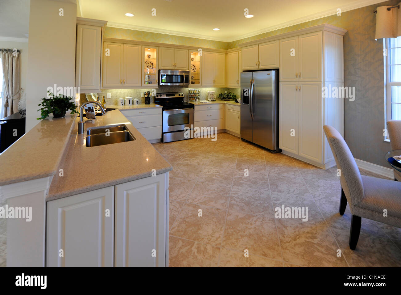 Interno spazioso e moderno cucina sala da pranzo Camera di un elegante casa nuova costruzione Tampa Florida Foto Stock