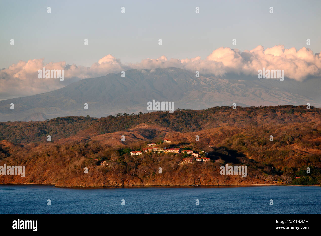 Case sulla Bahia de Culebra con Rincon de la Vieja vulcano sullo sfondo, Guanacaste in Costa Rica Foto Stock