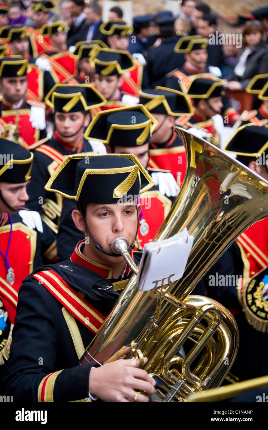 Brass Band / bandsman / musicista con tuba tenendo la parte / eseguire a Siviglia la Semana Santa pasqua settimana santa. Siviglia Spagna. Foto Stock