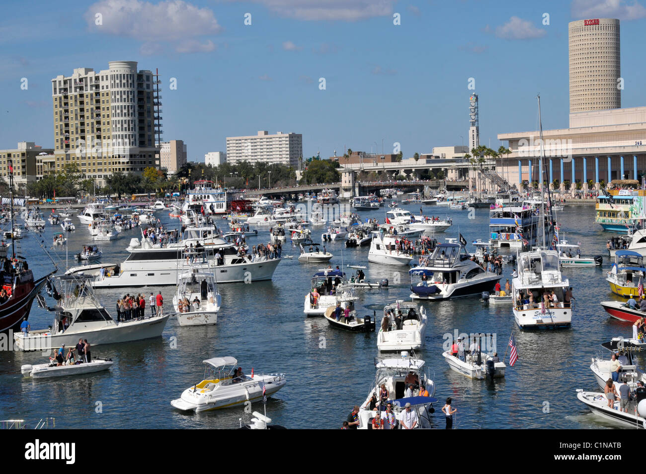 La folla con barche in downtown Tampa Gasparilla Pirate Festival Foto Stock