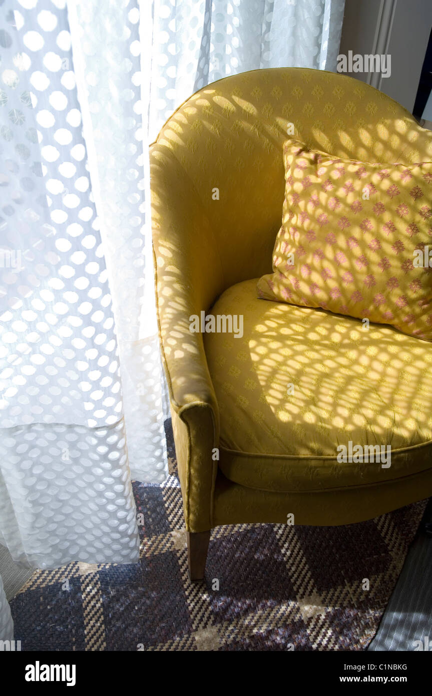 Il giallo di poltrona spotted tendina in stile tartan moquette Foto Stock