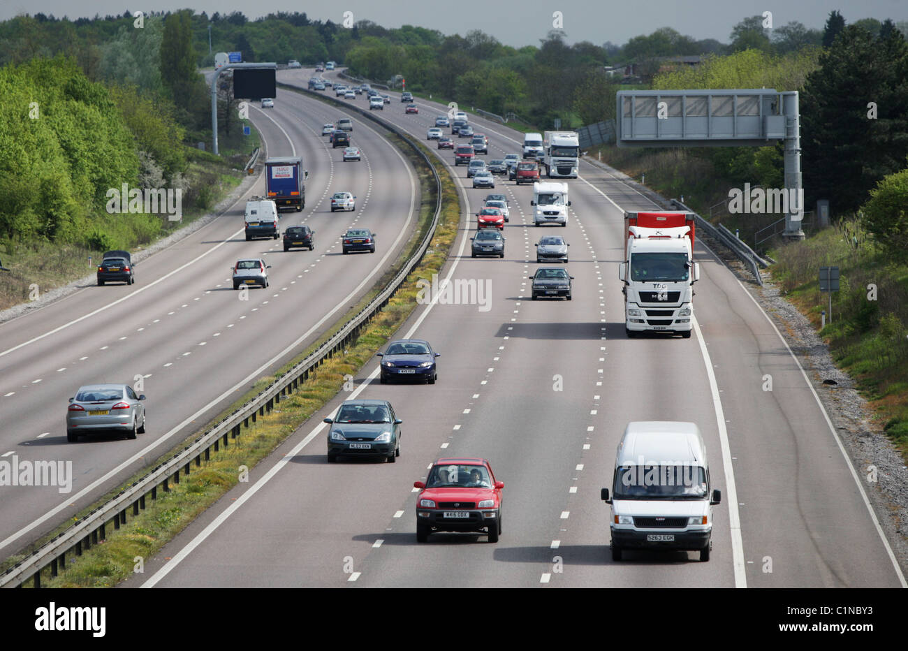 M11 Autostrada del traffico in Essex, tra la giunzione 6 (M25) di interscambio e la giunzione 7 Harlow. Foto Stock