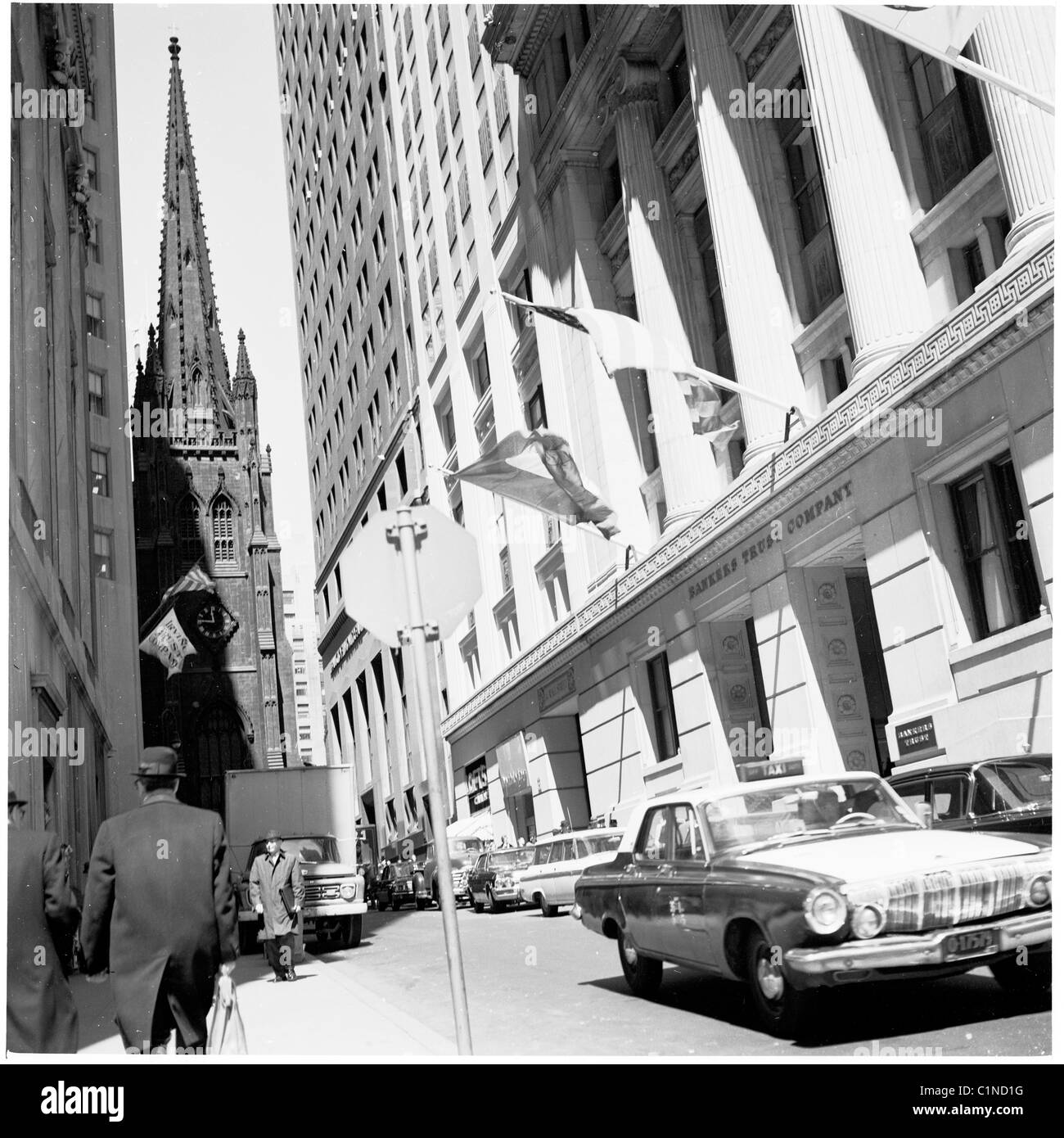 America, 1950s. Vista della chiesa della Trinità a sandwich tra elevato aumento edifici per uffici a Wall Street, New York. Foto Stock