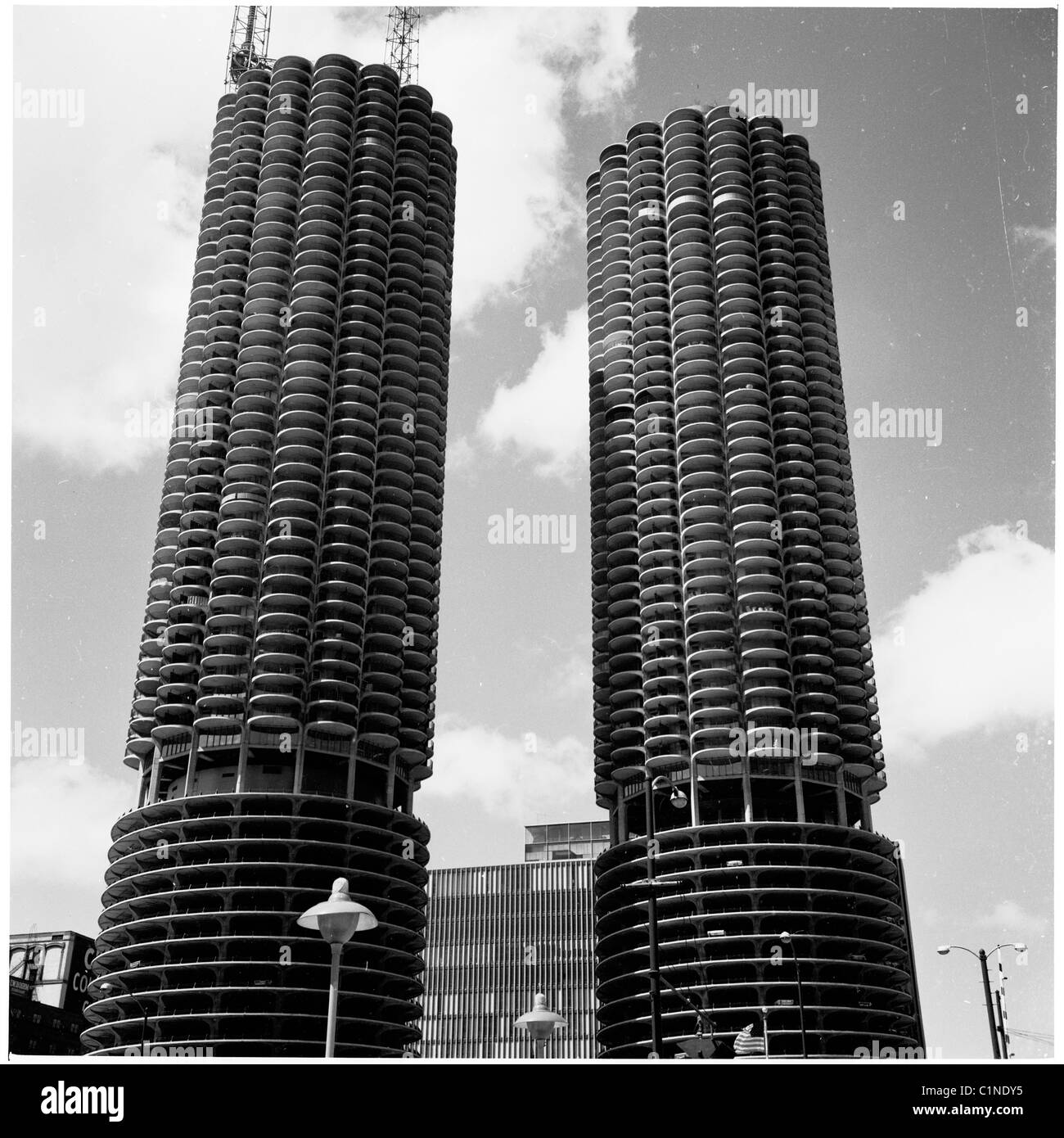 America, 1950s. Fotografia di J Allan contanti. Le torri gemelle della Marina degli edifici della città. Foto Stock