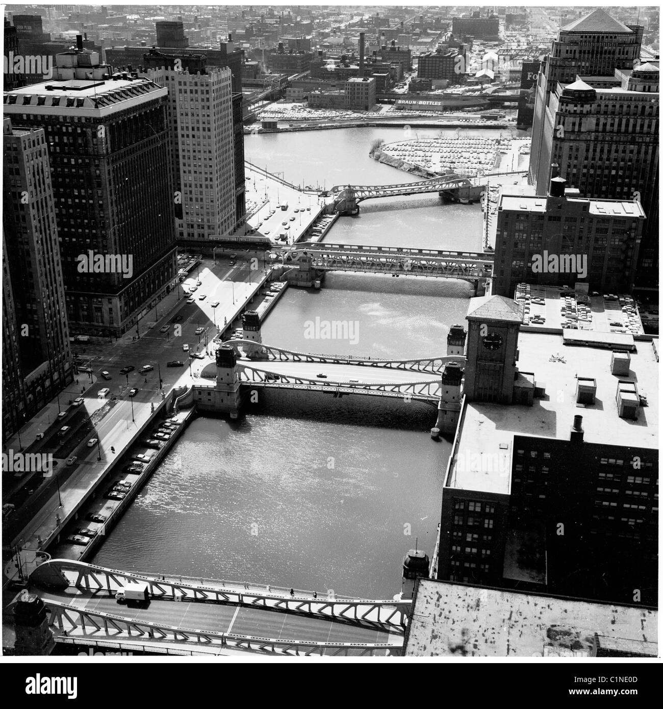 America, 1950s. Fotografia di J Allan contanti. Vista sul Fiume di Chicago come visto dalla Marina torri della città. Foto Stock