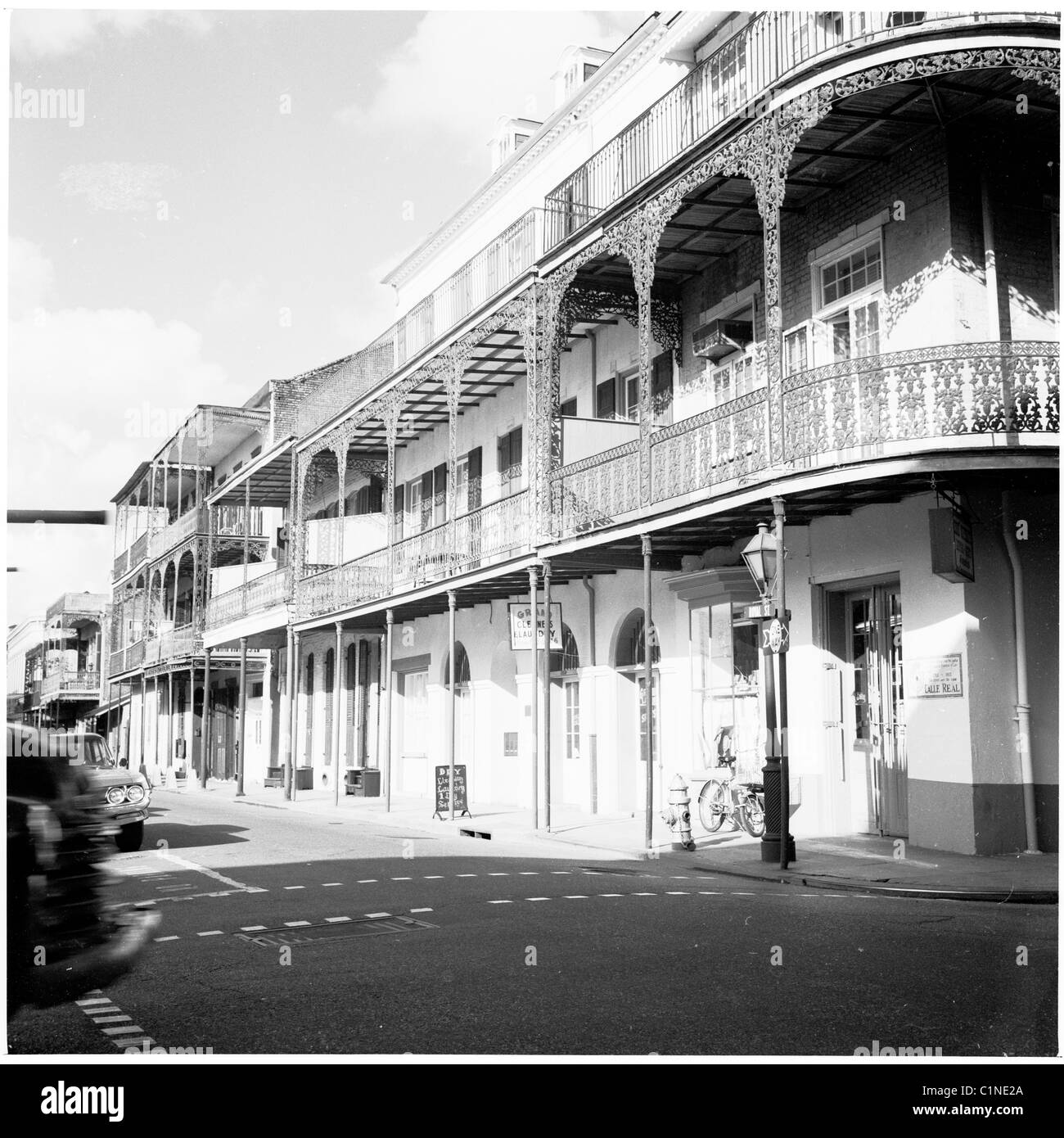 America, 1950s. Fotografia di J Allan contanti degli edifici distintivo del Royal Avenue, il quartiere francese, New Orleans. Foto Stock