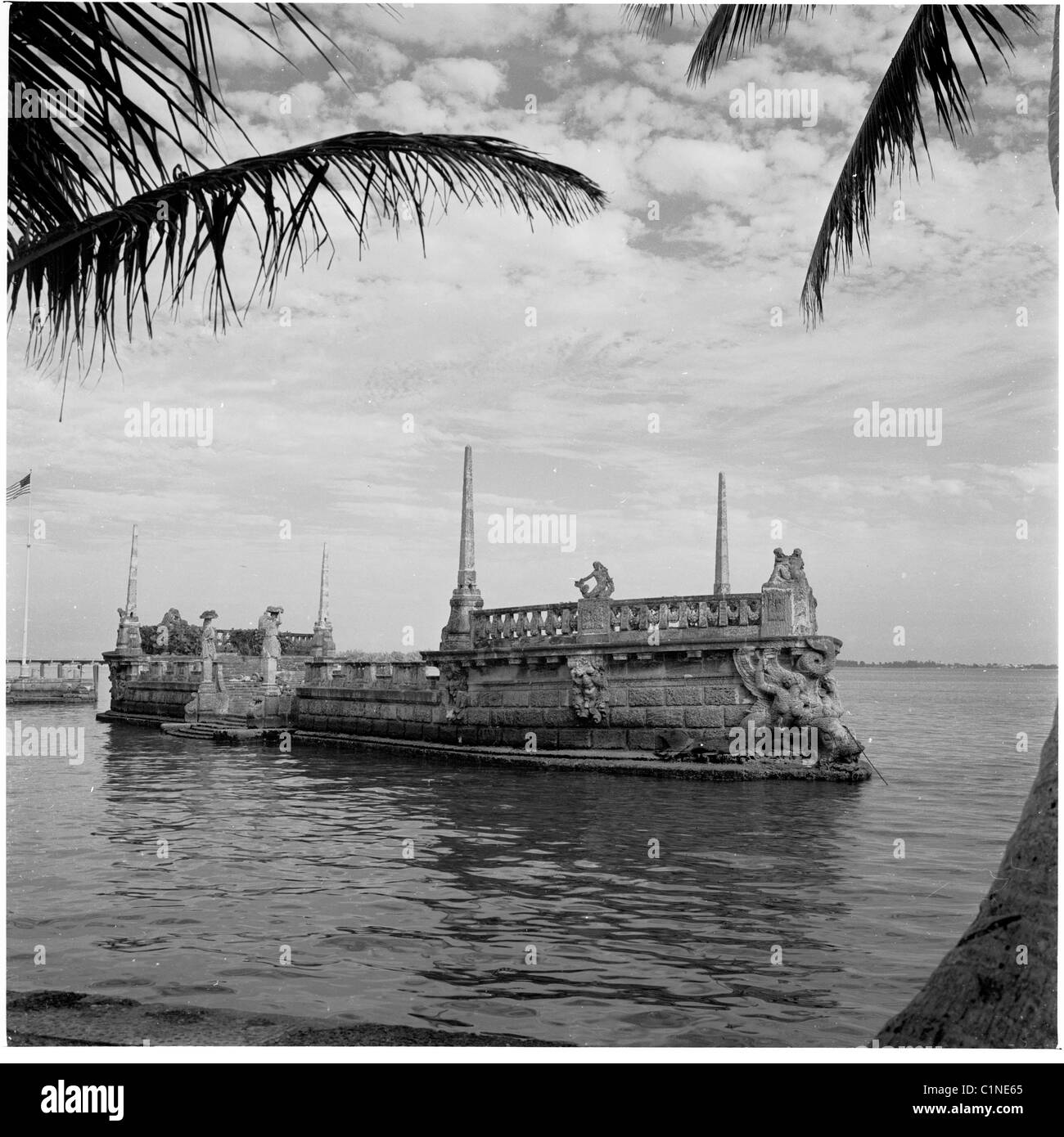 America, 1950s. Parete protegge un area di atterraggio per le barche in Miami Florida. Foto Stock