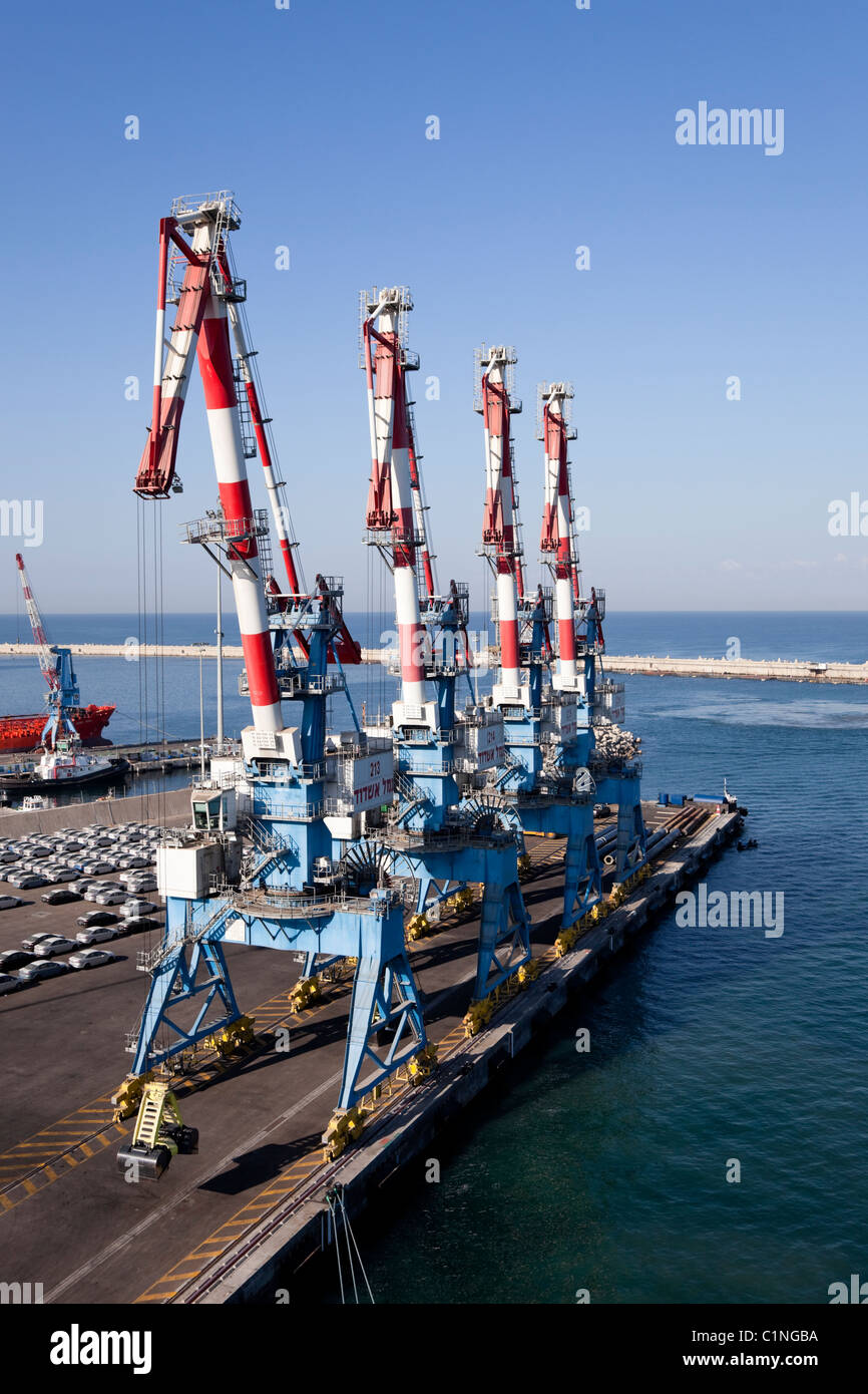 Grandi gru industriali operanti nel porto. Foto Stock