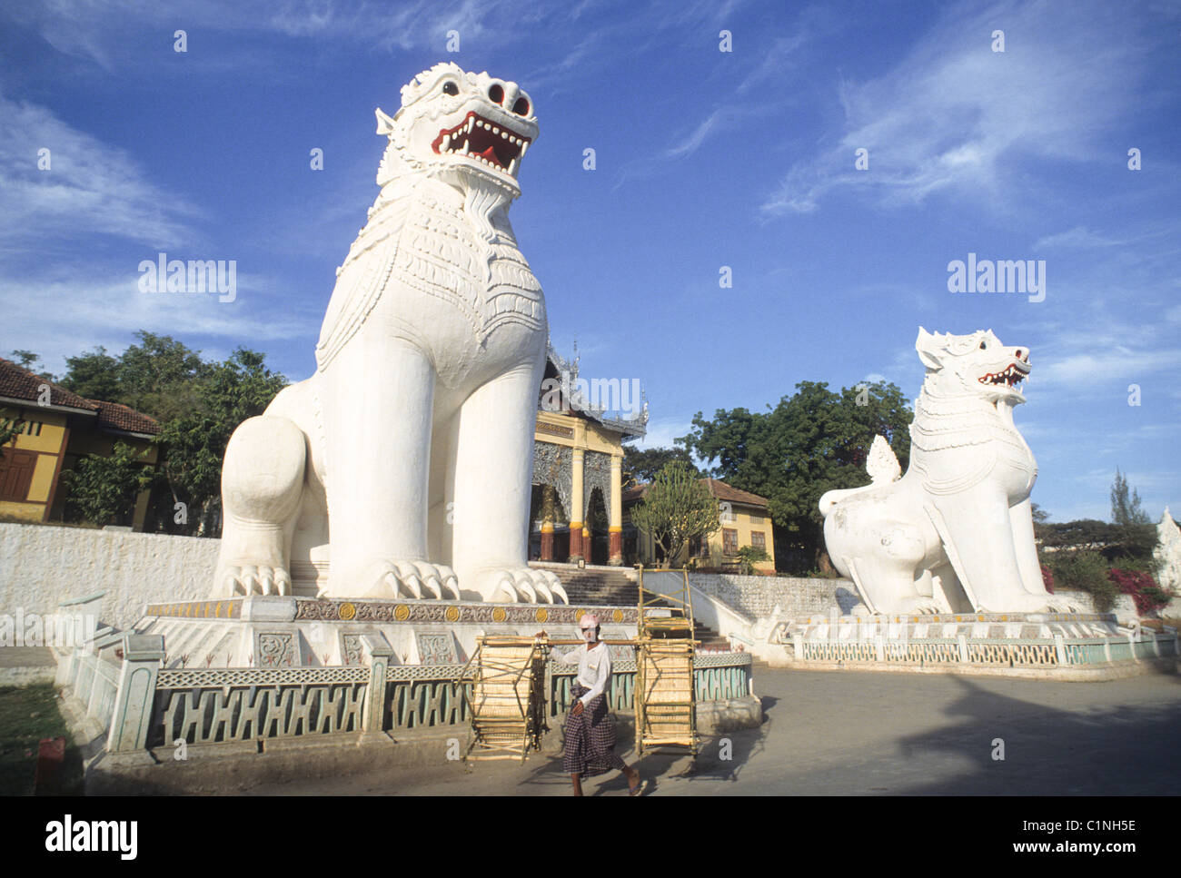 Elk130-1730 Myanmar (Birmania), Mandalay Mandalay Hill, lion guardian statue alla base della collina Foto Stock