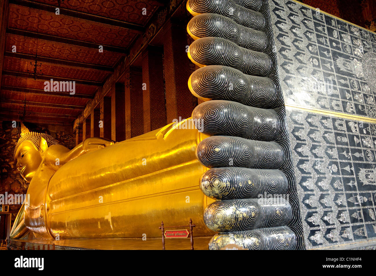 Thailandia, Bangkok, Wat Phra Chetuphon, il Wiharn alloggiamento del Buddha reclinato Foto Stock