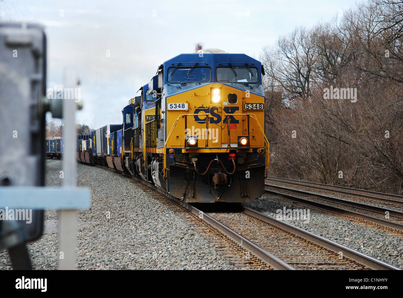 CSX treno merci locomotiva e nolo auto. Foto Stock