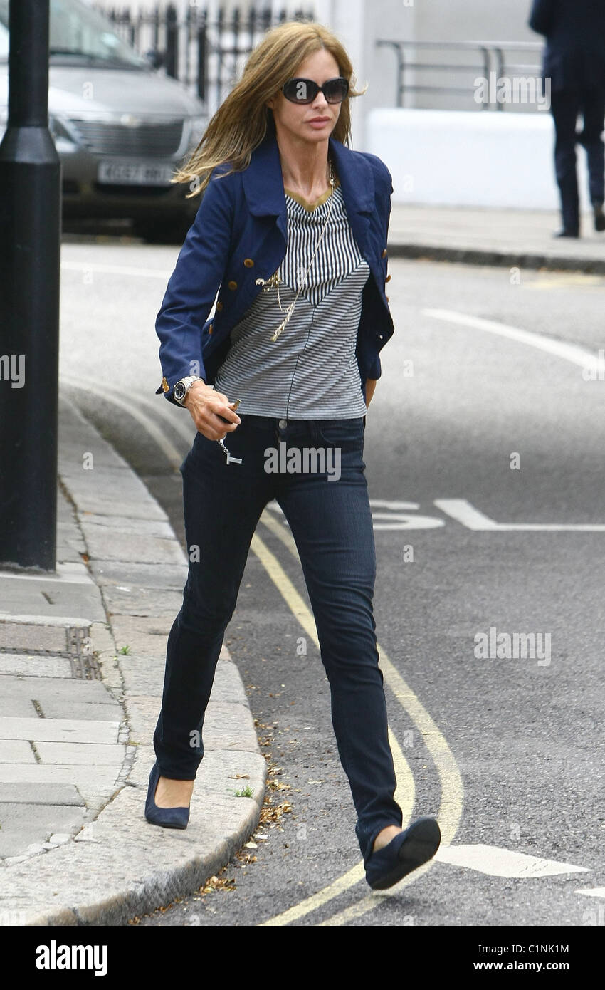 Trinny Woodall scende la figlia a scuola di Londra, Inghilterra - 07.07.09 Foto Stock