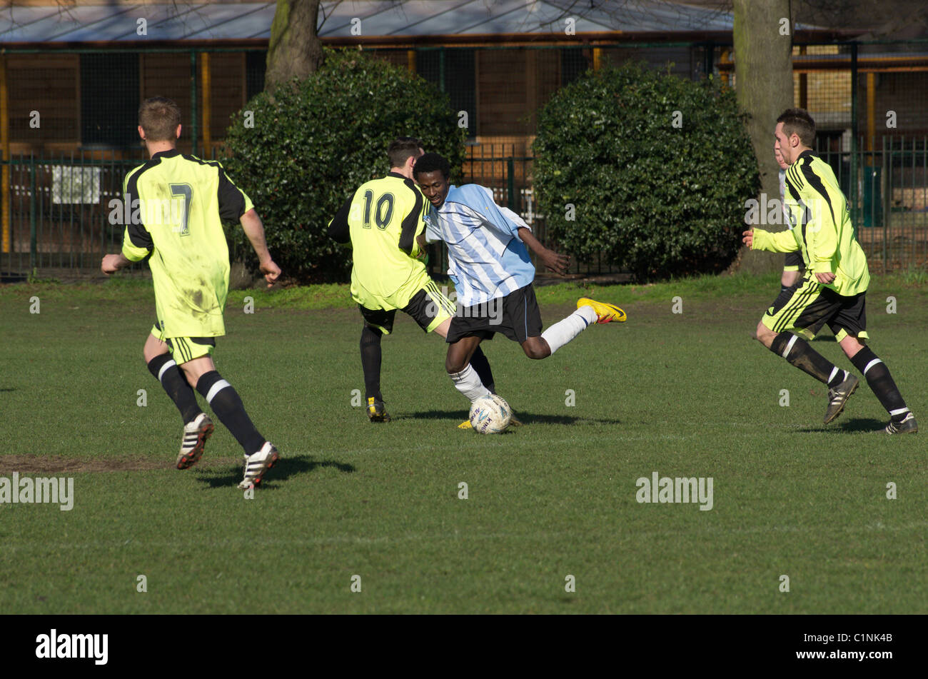 Calcio Amatoriale azione su Fairfield Rec, Kingston, Londra Foto Stock